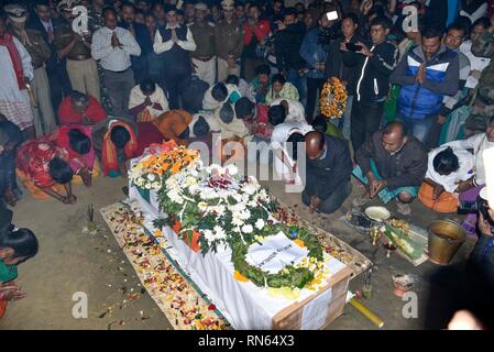 L'Assam, en Inde. 16 Février, 2019. Maneshwar Basumatary martyr. Baksa, Assam, Inde. Février 2019 16. Les membres de la famille et les proches et d'autres centrales de police tué de force (CRPF) soldat, Maneshwar Basumatary pleurer près de son cercueil avant sa crémation cérémonie au village en Tamulpur Baksa, en France, le 16 février 2019. Au moins 44 centrales de police paramilitaires Indiens membres de la Force aérienne ont été tués et plusieurs autres blessés lorsqu'un Jaish-e-Mohammed éperonné militant un véhicule en charge d'explosifs dans un convoi CRPF le long de l'autoroute à Lethpora Srinagar-Jammu zone dans le sud du Cachemire Pulwama Banque D'Images