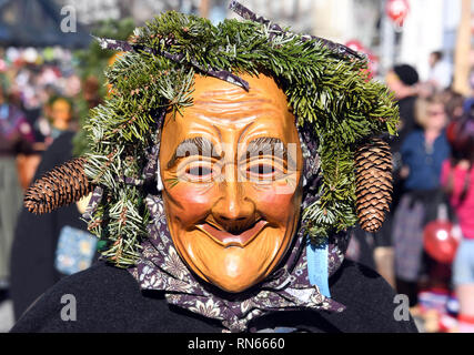 Offenburg, Allemagne. Feb 17, 2019. Lors de la réunion du paysage Forêt Noire les participants du groupe "Waldsee Narrenzunft e.V.' se déplacer dans la ville d'Offenburg. 46 guildes se réunissent à la réunion d'imbéciles. L'organisateur s'attend à ce que près de 25 000 spectateurs. Credit : Uli Deck/dpa/Alamy Live News Banque D'Images