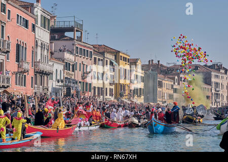 Venise, Italie. Feb 17, 2019. L'Pantegana traditionnel vénitien, bateau utilisé pour célébrer l'ouverture du Carnaval de Venise 2019. Venise, Italie. 17 février, 2019. Gentiane : crédit Polovina/Alamy Live News Banque D'Images