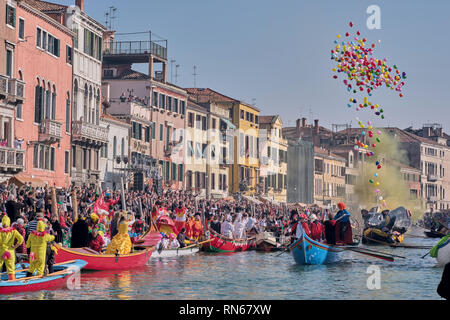 Venise, Italie. Feb 17, 2019. L'Pantegana traditionnel vénitien, bateau utilisé pour célébrer l'ouverture du Carnaval de Venise 2019. Venise, Italie. 17 février, 2019. Gentiane : crédit Polovina/Alamy Live News Banque D'Images