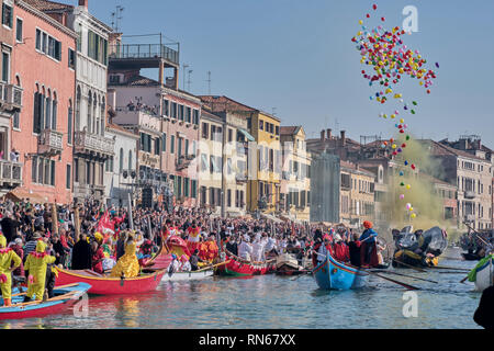 Venise, Italie. Feb 17, 2019. L'Pantegana traditionnel vénitien, bateau utilisé pour célébrer l'ouverture du Carnaval de Venise 2019. Venise, Italie. 17 février, 2019. Gentiane : crédit Polovina/Alamy Live News Banque D'Images