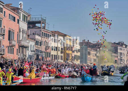 Venise, Italie. Feb 17, 2019. L'Pantegana traditionnel vénitien, bateau utilisé pour célébrer l'ouverture du Carnaval de Venise 2019. Venise, Italie. 17 février, 2019. Gentiane : crédit Polovina/Alamy Live News Banque D'Images