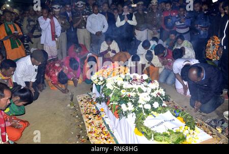 L'Assam, en Inde. 16 Février, 2019. Martyrs de Pulwama:attaque Baksa,Assam, Inde:16 Février 2019 : : Les membres de la famille lui rendre un dernier hommage à l'Maneshwar Basumatary CRPF tués, qui a perdu la vie dans l'attaque terroriste Jeudi Pulwama, dans Baksa, Samedi, Février 16, 2019. Credit : Hafiz Ahmed/Alamy Live News Banque D'Images