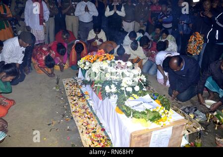 L'Assam, en Inde. 16 Février, 2019. Martyrs de Pulwama:attaque Baksa,Assam, Inde:16 Février 2019 : : Les membres de la famille lui rendre un dernier hommage à l'Maneshwar Basumatary CRPF tués, qui a perdu la vie dans l'attaque terroriste Jeudi Pulwama, dans Baksa, Samedi, Février 16, 2019. Credit : Hafiz Ahmed/Alamy Live News Banque D'Images