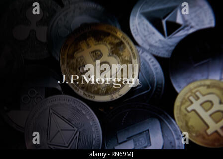 La Pologne. Feb 17, 2019. (NOTE DU RÉDACTEUR : Cette image a été modifié : [EXPOSITION] Double.) une double exposition image montre un JP Morgan logo avec plusieurs devises crypto sur l'arrière-plan. Credit : Omar Marques/SOPA Images/ZUMA/Alamy Fil Live News Banque D'Images