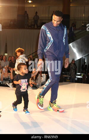 Charlotte, NC, USA. Feb 15, 2019. Russell Westbrook & fils assister à la Rookie USA Fashion Show for the Weeknd NBA All-Star à Charlotte, NC Crédit photo : Walik Goshorn/Mediapunch/Alamy Live News Banque D'Images