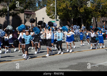 Pasadena, Los Angeles County, Californie, USA. 16 février 2019. - 37e assemblée annuelle de l'histoire des Noirs et le Festival Parade qui célèbre le patrimoine et la culture noire. La Communauté et les villes environnantes s'est joint à la célébration en participant et regarder la parade qui avait des stars, hommes politiques, militants, les clubs et les enfants de tous âges à partir de différents niveaux scolaires. Credit : Watrous Jesse/Alamy Live News Banque D'Images