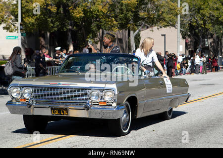 Pasadena, Los Angeles County, Californie, USA. 16 février 2019. - 37e assemblée annuelle de l'histoire des Noirs et le Festival Parade qui célèbre le patrimoine et la culture noire. La Communauté et les villes environnantes s'est joint à la célébration en participant et regarder la parade qui avait des stars, hommes politiques, militants, les clubs et les enfants de tous âges à partir de différents niveaux scolaires. Kathryn Borger 5ème surveillant de district Credit : Watrous Jesse/Alamy Live News Banque D'Images