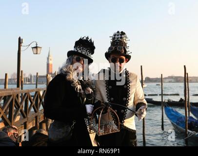 Venise, Italie. Feb 17, 2019. Au cours de la pose des fêtards Venise Carnaval de Venise, Italie, le 17 février 2019. Le Carnaval de Venise 2019 a débuté le samedi et durera jusqu'au 5 mars. Credit : Cheng Tingting/Xinhua/Alamy Live News Banque D'Images