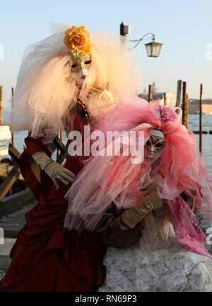 Venise, Italie. Feb 17, 2019. Au cours de la pose des fêtards Venise Carnaval de Venise, Italie, le 17 février 2019. Le Carnaval de Venise 2019 a débuté le samedi et durera jusqu'au 5 mars. Credit : Cheng Tingting/Xinhua/Alamy Live News Banque D'Images