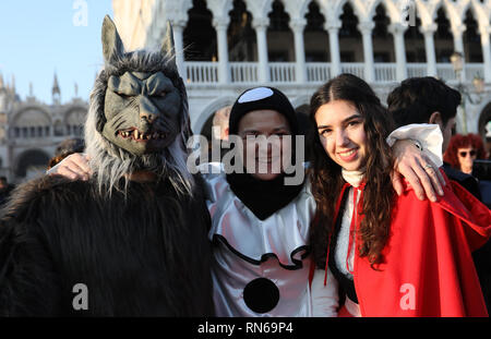 Venise, Italie. Feb 17, 2019. Au cours de la pose des fêtards Venise Carnaval de Venise, Italie, le 17 février 2019. Le Carnaval de Venise 2019 a débuté le samedi et durera jusqu'au 5 mars. Credit : Cheng Tingting/Xinhua/Alamy Live News Banque D'Images