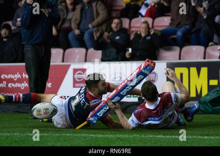 Les Wigan Warriors Marshall Liam va au-dessus pour un essai 17 février 2019 , DW Stadium, Wigan, Angleterre ; Betfred World Club Challenge, Wigan Warriors vs Sydney Roosters ; Credit : Terry Donnelly/News Images Banque D'Images