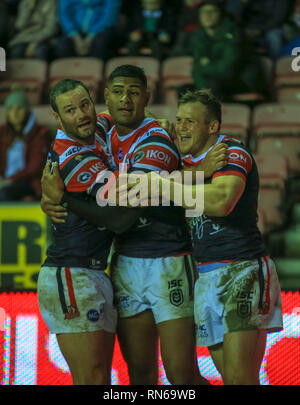 17 février 2019 , DW Stadium, Wigan, Angleterre ; Betfred World Club Challenge, Wigan Warriors vs Sydney Roosters ; Daniel Tupou de Sydney Roosters célèbre son crédit d'essayer : Craig Milner/News Images Banque D'Images