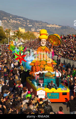 Menton, France - 17 Février 2019 : 86e Fête du Citron/86e Fête du Citron à Menton : Les mondes fantastiques, défilé de carnaval. Karneval, Tourismus, Zitronenfest, Tourisme, Orange, Oranges, Zitrone, Zitronen, Festival, dans le monde d'utilisation | Banque D'Images