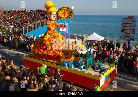 Menton, France - 17 Février 2019 : 86e Fête du Citron/86e Fête du Citron à Menton : Les mondes fantastiques, défilé de carnaval. Karneval, Tourismus, Zitronenfest, Tourisme, Orange, Oranges, Zitrone, Zitronen, Festival, dans le monde d'utilisation | Banque D'Images