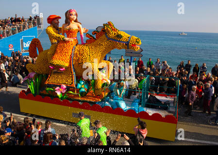 Menton, France - 17 Février 2019 : 86e Fête du Citron/86e Fête du Citron à Menton : Les mondes fantastiques, défilé de carnaval. Karneval, Tourismus, Zitronenfest, Tourisme, Orange, Oranges, Zitrone, Zitronen, Festival, dans le monde d'utilisation | Banque D'Images