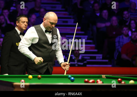 Cardiff, Royaume-Uni. Feb 17, 2019. Stuart Bingham de l'Angleterre frappe la table avec son poing dans la frustration. Welsh Open snooker 2019 Stuart Bingham Final d'Angleterre v Neil Robertson, de l'Australie, au stade Motorpoint Arena de Cardiff, Galles du Sud le dimanche 17 février 2019 par pic. crédit : Andrew Verger/Alamy Live News Banque D'Images