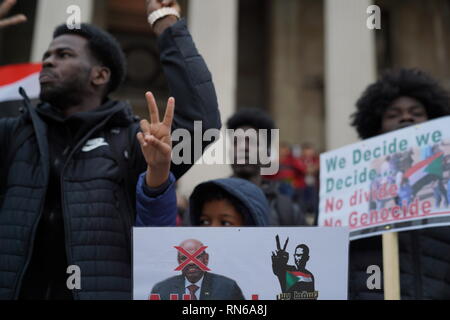 Trafalgar Square, Londres, Royaume-Uni. 16 février 2019. Photographie prise dans le centre de Londres au cours d'une manifestation organisée par la population soudanaise au Royaume-Uni dans le but de renverser le régime soudanais qui a régné pendant près de 30 ans, provoquant des bouleversements et des génocides dans le Sud Soudan qui exerce désormais son indépendance. Le comté a souffert de la justice globale allant de l'hyperinflation de l'emprisonnement illégal. Credit : Ioannis Toutoungi/Alamy Live News Banque D'Images