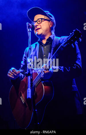 Milan, Italie. Feb 17, 2019. L'auteur-compositrice-CRAIG FINN mieux connu comme le leader du groupe de rock indépendant américain le tenir en équilibre en concert sur la scène du Club Social Santeria ouvrant le spectacle de Brian Fallon. Credit : Rodolfo Sassano/Alamy Live News Banque D'Images