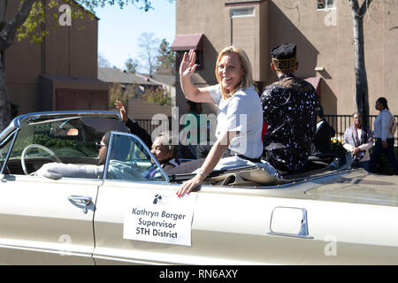 Pasadena, Los Angeles County, Californie, USA. 16 février 2019. - 37e assemblée annuelle de l'histoire des Noirs et le Festival Parade qui célèbre le patrimoine et la culture noire. La Communauté et les villes environnantes s'est joint à la célébration en participant et regarder la parade qui avait des stars, hommes politiques, militants, les clubs et les enfants de tous âges à partir de différents niveaux scolaires. Kathryn Borger 5ème surveillant de district Credit : Watrous Jesse/Alamy Live News Banque D'Images