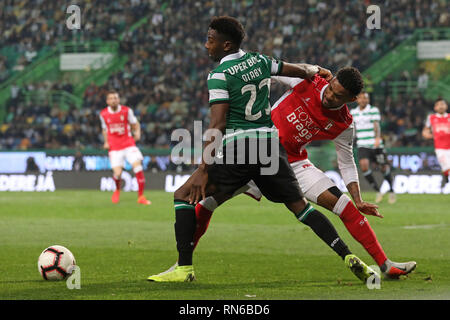 Lisbonne, Portugal, Portugal. Feb 17, 2019. Abdoulayé Diaby du Sporting CP (L) convoite la la balle avec Bruno Viana de SC Braga (R) au cours de la Ligue n° 2018/19 match footballl entre Sporting CP vs SC Braga. Crédit : David Martins SOPA/Images/ZUMA/Alamy Fil Live News Banque D'Images