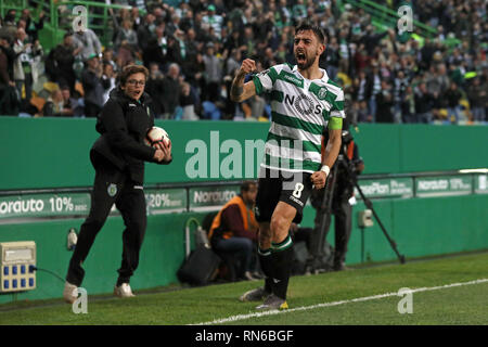 Lisbonne, Portugal, Portugal. Feb 17, 2019. Bruno Fernandes de Sporting CP célèbre avec ses coéquipiers après avoir marqué au cours de la Ligue n° 2018/19 match footballl entre Sporting CP vs SC Braga. Crédit : David Martins SOPA/Images/ZUMA/Alamy Fil Live News Banque D'Images