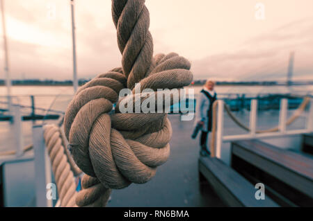 Düsseldorf, Allemagne - 09 Février 2019 : une grande corde avec un énorme noeud pend. Banque D'Images