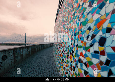 Düsseldorf, Allemagne - 09 Février 2019 : mur de couleur gris terne mosaik contraste avec la lumière d'hiver. Banque D'Images