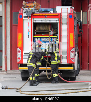 Vicenza, VI, Italie - 10 mai 2018 : Un camion de pompiers et pompières street avec uniforme pendant exercice d'incendie Banque D'Images