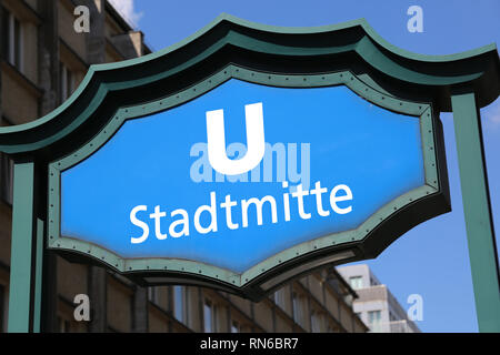 Berlin, Allemagne - 20 août 2017 : la station de métro Stadmitte dans le centre de Berlin-Est et la grande lettre U Banque D'Images