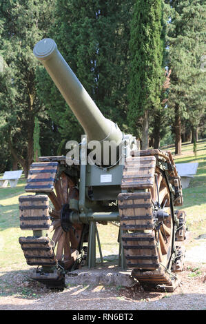 Redipuglia, rendez-vous, de l'Italie - le 3 juin 2017 : ancient armored cannon utilisés pendant la Première Guerre mondiale entre l'Autriche et l'Italie et les grandes roues pour se déplacer sur la s Banque D'Images