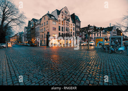 Düsseldorf, Allemagne - 09 Février 2019 : après de fortes pluies, seuls quelques pedestrants à pied le long d'un coin de la vieille ville. Banque D'Images