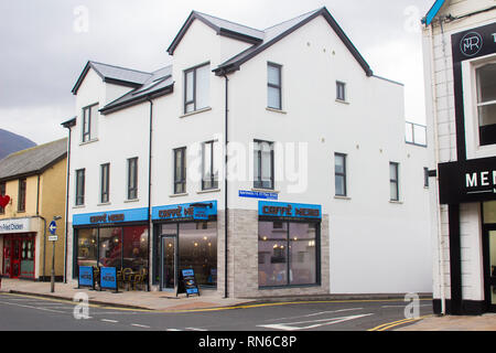 14 Décembre 2018 Un café typique Caffe Nero/à Newcastle comté de Down en Irlande du Nord. Bien qu'au milieu de l'hiver, il y a le café de la rue ta Banque D'Images