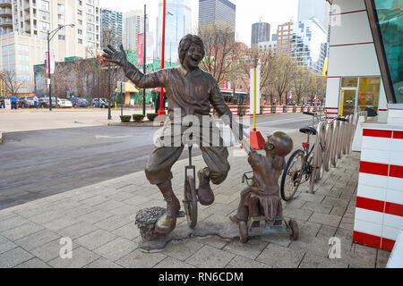 CHICAGO, IL - 31 mars 2016 : une statue de Ronald McDonald et petite fille à l'extérieur de la Rock N Roll McDonald's. L'original du Rock N Roll McDonald's i Banque D'Images