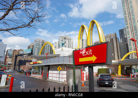 CHICAGO, IL - 31 mars 2016 : McDonald's le logo de signalisation à l'extérieur de la Rock N Roll McDonald's. L'original du Rock N Roll McDonald's est l'un des fleurons McDon Banque D'Images