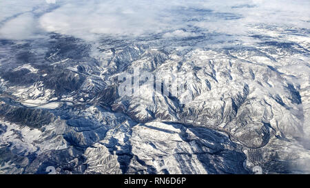 Superbe vue aérienne de montagnes puissantes de neige dans le Colorado, USA Banque D'Images