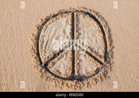 La paix symbole dessiné et rempli de sable noir et blanc à Melasti beach à Bali, Indonésie Banque D'Images