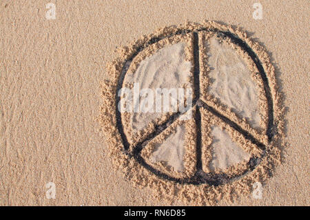 La paix symbole dessiné et rempli de sable noir et blanc à Melasti beach à Bali, Indonésie Banque D'Images