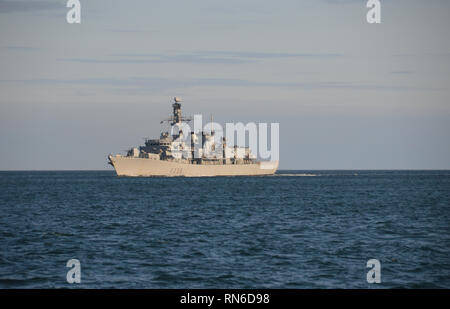 Le HMS Northumberland une frégate Type 23 de la Royal Navy naviguant entre les îles de Guernesey et de Sark, dans les îles Anglo-Normandes, au Royaume-Uni. Banque D'Images