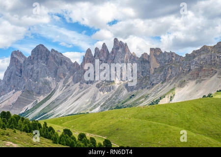 Sur la montagne des Dolomites avec des pics élevés Banque D'Images