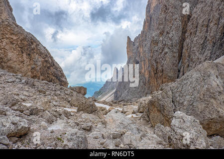 Ravin de montagne avec des rochers dans les alpes Banque D'Images