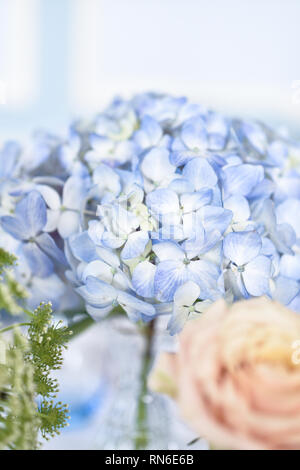 Une belle table de mariage avec des fleurs aux couleurs pastel et de meubles en glasswear - il est doux, élégant et ambitieuses Banque D'Images