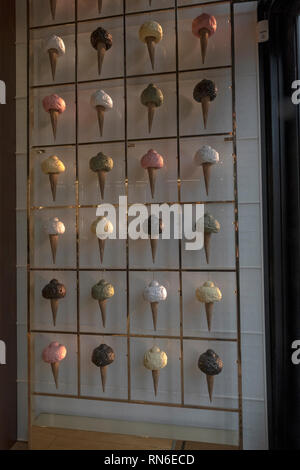 Un affichage d'éclairé à l'intérieur des glaces gelato Velchi, un chocolat et gelato shop à côté de Union Square Park dans le lower Manhattan, New York Cit. Banque D'Images