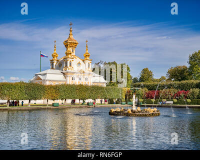 18 Septembre 2018 : St Petersburg, Russie - La place de l'étang avec une fontaine, et de l'Est Chapelle du Grand Palais de Peterhof. Banque D'Images