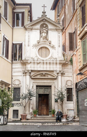 ROME, ITALIE, 22 février 2015" : femme sans-abri en face de la Basilique de Santa Barbara à Rome Italie Banque D'Images