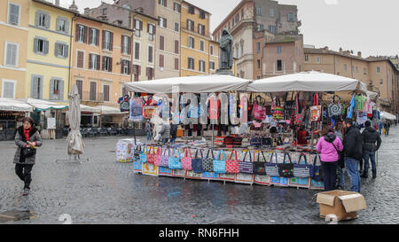 ROME, ITALIE, 22 février 2015 : Campo de Fiori, qui signifie champ de fleurs, est l'une des principales et des places animées de Rome Banque D'Images