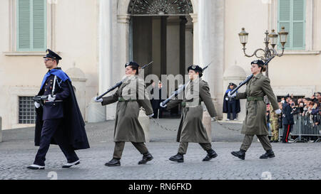 ROME, ITALIE - 22 février 2015 : Changer de gardiens en face de Rome, Palais du Quirinal. Résidence officielle du Président de la République italienne. Banque D'Images