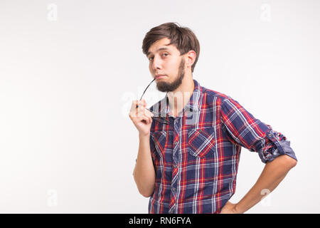 Les émotions et les personnes concept - jeune homme réfléchi sur fond blanc avec copie espace Banque D'Images