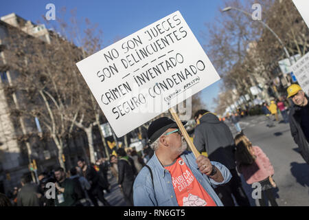 Un homme âgé vu holding a placard pendant la manifestation. L'ANC et Òmnium Cultural avec pro-indépendance syndicats ont organisé une manifestation sur le procès contre les dirigeants pro-indépendance en Espagne, avec le lemme de "moi-même n'est pas un crime" où des centaines de milliers de personnes ont participé. Banque D'Images