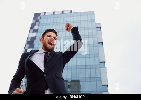 Businessman cris en arrière-plan du bâtiment Banque D'Images